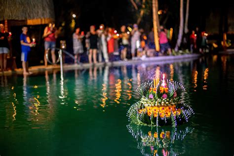 Loy Krathong -  Sukulaisten kunniaksi vesille laskettavat kynttilälautta 